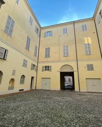 Appartamento di 482 m² con più di 5 locali e box a
