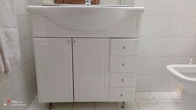 lavandino bagno e specchiera