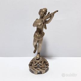 Piccola scultura di putto suonatore in metallo