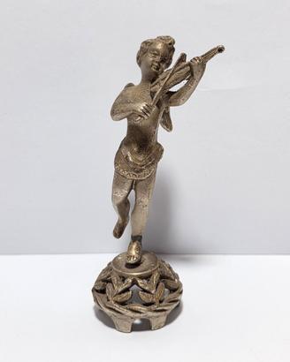 Piccola scultura di putto suonatore in metallo