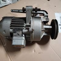 Motore elettrico con frizione, macchina da cucire