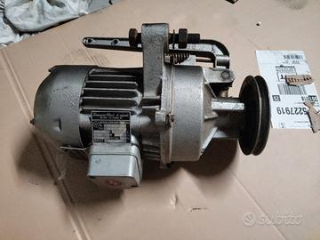 Motore elettrico con frizione, macchina da cucire