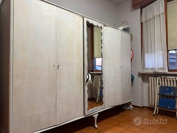 Armadio vintage bianco/crema con specchi