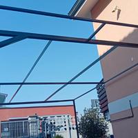 Saldatore carpentiere fornito di capannone