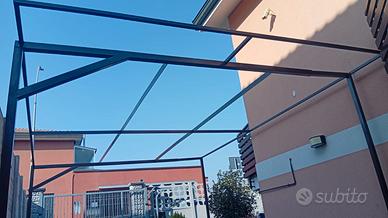 Saldatore carpentiere fornito di capannone