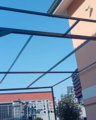 Saldatore carpentiere fornito di capannone