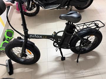 Nilox, e-bike X8, bici elettrica, colore verde.