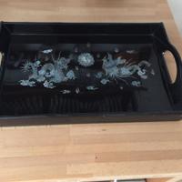 Vassoio e scatola laccati con inserti madre perla