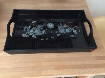 Vassoio e scatola laccati con inserti madre perla