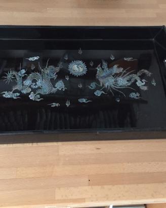 Vassoio e scatola laccati con inserti madre perla