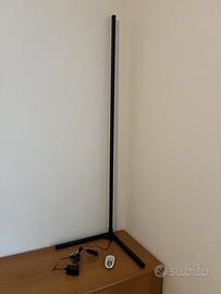Lampada da terra angolare
