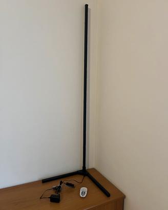 Lampada da terra angolare
