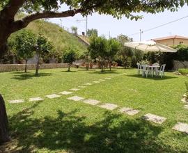 Villa 200 metri dal mare ampio con giardino