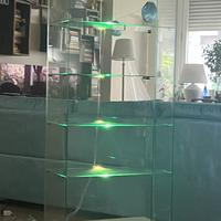 Vetrinetta in vetro con illuminazione LED e ruote