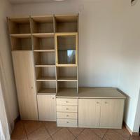 Armadio, tavolo con sedie e mobile Tv