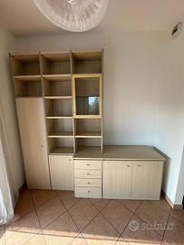 Armadio, tavolo con sedie e mobile Tv