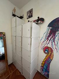 Organizzatore di contenitori a cubo con ante.