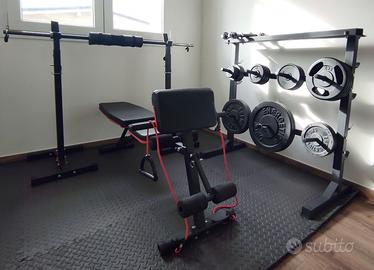 Home gym completa con rack, panca e 110 kg di pesi