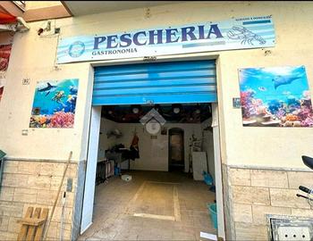 Locale commerciale 26 mq con Cella Frigo zona Noce
