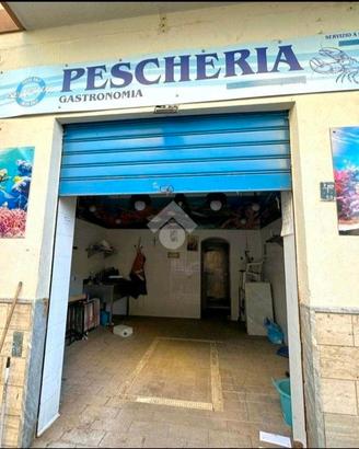 Locale commerciale 26 mq con Cella Frigo zona Noce