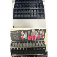 Due espositori rossetti e smalti