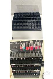 Due espositori rossetti e smalti