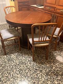 Tavolo rotondo con 4 sedie