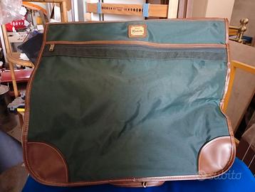 Borsone porta abiti verde con inserti in pelle