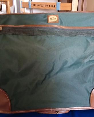 Borsone porta abiti verde con inserti in pelle