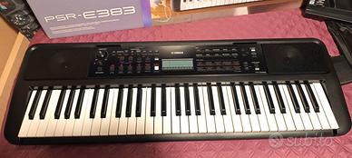 Tastiera Yamaha PSR-E383 più accessori vari.