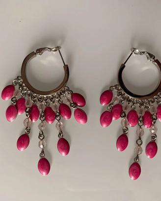 Orecchini cerchio color argento e pendenti fucsia