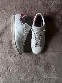 Adidas Stan Smith Bianche con Dettagli Rossi - Tag