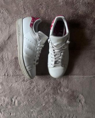 Adidas Stan Smith Bianche con Dettagli Rossi - Tag