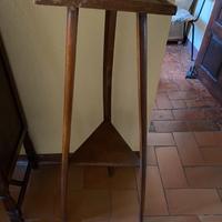 Trepiedi- antico, in legno con mensoline