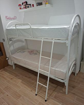 3 LETTI A CASTELLO BIANCHI E 6 MATERASSI SINGOLI 