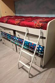 Letto doppio con due scrivanie