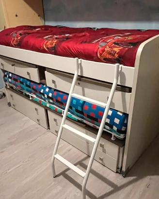 Letto doppio con due scrivanie