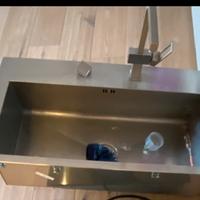 Lavandino inox con miscelatore