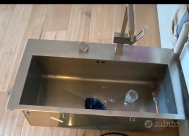 Lavandino inox con miscelatore