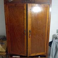 Armadio antico in legno massello con intagli - Sti