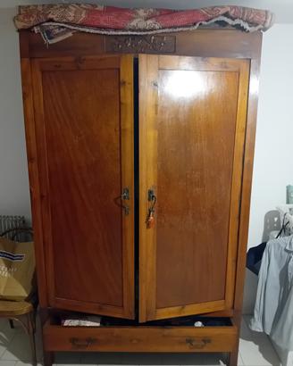 Armadio antico in legno massello con intagli - Sti