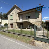 Villa singola con giardino e garage