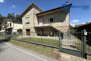 Villa singola con giardino e garage