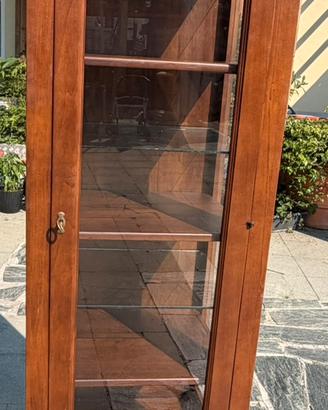 Vetrinetta a colonna in legno con ripiani in vetro