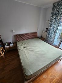 Letto matrimoniale 180x200 con testiera + 2 comodi