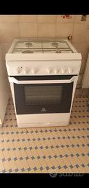 Cucina a gas Indesit bianca 4 fuochi con forno.