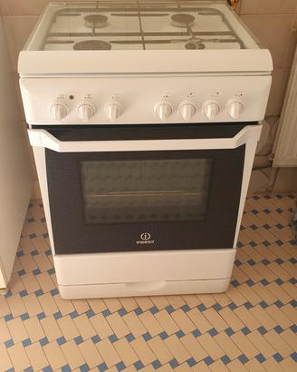 Cucina a gas Indesit bianca 4 fuochi con forno.