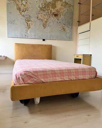 Letto singolo imbottito moderno, con ruote