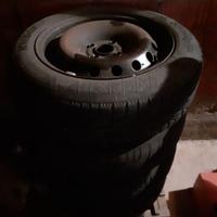 Pneumatici  invernali 75/65 R16 montati su cerchi.