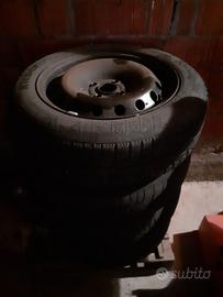 Pneumatici  invernali 75/65 R16 montati su cerchi.